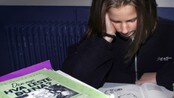 Jente som leser - Illusrasjonsbilde