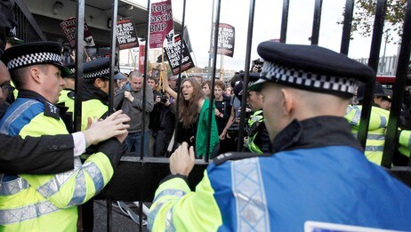 Demonstranter stormer BBCs TV-bygning (Foto: Kevin Coombs/Scanpix/Reuters) Demonstranter stormer BBCs TV-bygning (Foto: Kevin Coombs/Scanpix/Reuters)