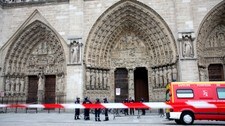 Notre Dame avsperret etter selvmord (Foto: Thibault Camus/Ap) Notre Dame avsperret etter selvmord (Foto: Thibault Camus/Ap)