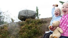 På toppen av Lundkvassberget ligger en stor spennende stein.