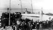 Kongeparet kommer til Trondheim med 'Heimdal' og legger til ved elveutløpet på Brattøra (Foto: Peder O. Aune/Universitetsbiblioteket i Trondheim)