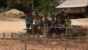 Laos: Miner der folk bor - I landsbyen Sabongkokhai i Laos kan ikke barna leke fritt.  Det ligger miner der de bor, og for kort tid siden gikk en gutt på en mine rett bak sitt eget hus.