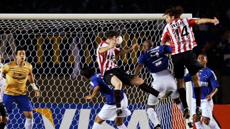 Mauro Boselli (i midten) header inn Estudiantes vinnermål etter corner fra Juan Sebastian Veron. (Foto: SERGIO MORAES/REUTERS) Mauro Boselli (i midten) header inn Estudiantes vinnermål etter corner fra Juan Sebastian Veron. (Foto: SERGIO MORAES/REUTERS)