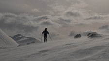 Vegen mot Blåfjellet i kraftig vind i Sunnmørsfjellene (Foto: Kjell Kolsaker) Vegen mot Blåfjellet i kraftig vind i Sunnmørsfjellene (Foto: Kjell Kolsaker)