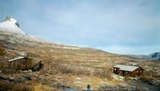 Sen høst - han har strødd melis På Djeveltanna, som en har flott utsyn til fra Lurfjellhytta