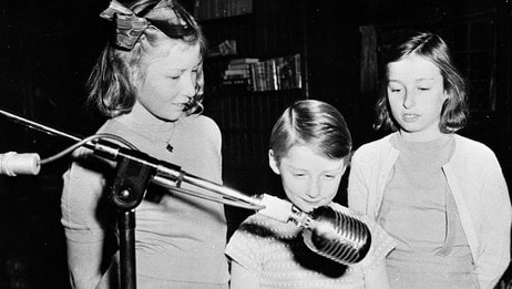 Kronprinsbarna sender julehilsen hjem fra studio i USA i 1942. (NTB scanpix) Kronprinsbarna sender julehilsen hjem fra studio i USA i 1942. (NTB scanpix)