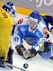 Finlands Antti Pihlström scorer liggende bak Sveriges keeper Stefan Liv. (Foto: Jussi Nukari/Scanpix/AFP)