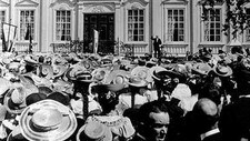 Barnetoget foran Stiftsgården, 24. juni 1906  (Foto: Peder O. Aune/Universitetsbiblioteket i Trondheim)