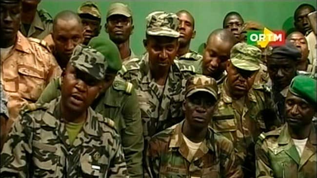 MALI-ARMY/ Renegade Malian soldiers appear on television at the ORTM television studio in Bamako (Foto: HANDOUT/Reuters) MALI-ARMY/ Renegade Malian soldiers appear on television at the ORTM television studio in Bamako (Foto: HANDOUT/Reuters)