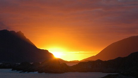 Midnattsol i Lofoten (Foto: Sandra Lappegard/Den Norske Turistforening) Midnattsol i Lofoten (Foto: Sandra Lappegard/Den Norske Turistforening)