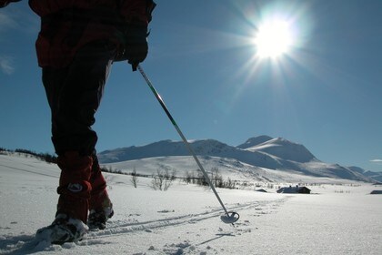 Vinteridyll i Trollheimen.På veg fra Gjevilvasshytta mot Jøldalshytta. Svarthett i bakrunnen.