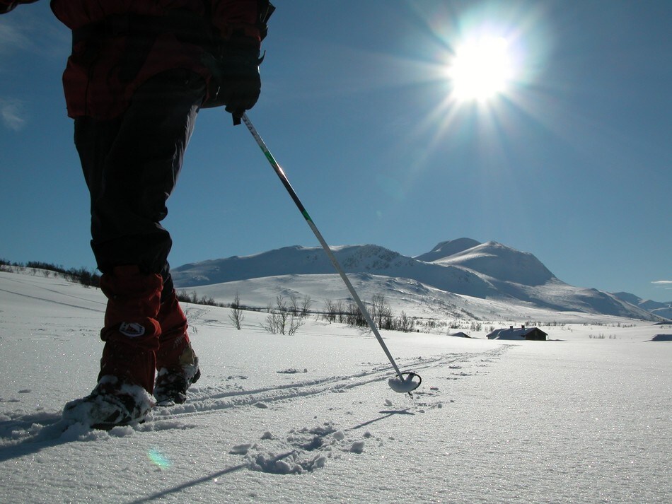 Vinteridyll i Trollheimen.På veg fra Gjevilvasshytta mot Jøldalshytta. Svarthett i bakrunnen.