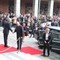 Kong Harald, dronning Sonja, kronprins Haakon og kronprinsesse Mette-Marit ble tatt imot av Nobelkomiteens leder Thorbjørn Jagland og sekretær Geir Lundestad.