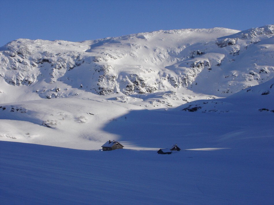 Mektige fjell og god vinterstemning ved Vending i februar.