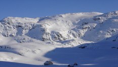 Mektige fjell og god vinterstemning ved Vending i februar.