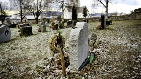 Graven til det et år gamle barnet ved Ringsaker kirke. (Foto: Thomas Rasmus Skaug/Scanpix) Graven til det et år gamle barnet ved Ringsaker kirke. (Foto: Thomas Rasmus Skaug/Scanpix)