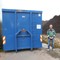 Tormod Kisen har vore med på jobben heilt sidan starten. Her står han ved ein containar fylt med 5 tonn lys. 