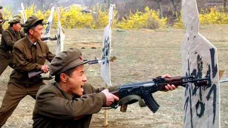 Nordkoreanske soldatar øver på å stikke bajonetten inn i den sørkoreanske presidenten. (Ap) Nordkoreanske soldatar øver på å stikke bajonetten inn i den sørkoreanske presidenten. (Ap)