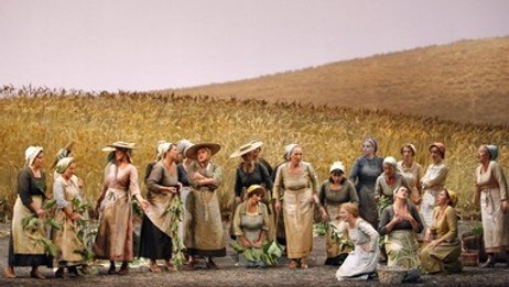 Den albanske sopranen Inva Mula som Mireille under prøvene på Charles Gounods opera 'Mireille'. (Foto: Fra L´Opéra National de Paris)