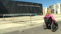 Video Vanskelig for handikappede å komme seg inn på nye Clarion i Trondheim (Foto: Nyhetsspiller) Video Vanskelig for handikappede å komme seg inn på nye Clarion i Trondheim (Foto: Nyhetsspiller)
