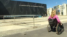 Video Vanskelig for handikappede å komme seg inn på nye Clarion i Trondheim (Foto: Nyhetsspiller) Video Vanskelig for handikappede å komme seg inn på nye Clarion i Trondheim (Foto: Nyhetsspiller)