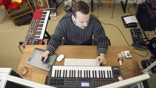 Are Mokkelbost i studio (Foto: Carsten Aniksdal)