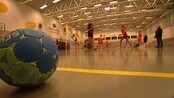 Håndballtrening på Hundvåg - Flere jenteklubber finner på sosiale arrangement for å holde på medlemmene.