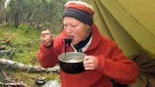 Kari Toft spiser skjegglavgelé (Foto: NRK) Kari Toft spiser skjegglavgelé (Foto: NRK)