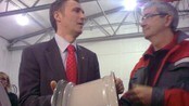 Statsminister Jens Stoltenberg vitjar Høyanger.