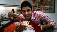 Noman Mubashir med vietnamesisk mat (NRK) Noman Mubashir med vietnamesisk mat (NRK)