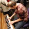 Håkon Rundberg trakterer pianobrettet. Håkon Rundberg trakterer pianobrettet.