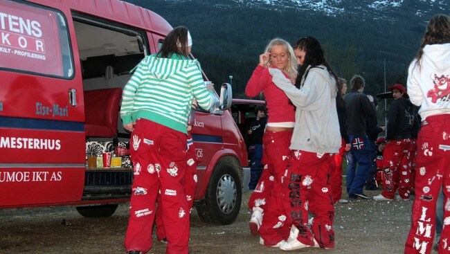 Russ 2008 på Festplassen i Førde (Foto: Brit Jorunn Svanes/NRK) Russ 2008 på Festplassen i Førde (Foto: Brit Jorunn Svanes/NRK)