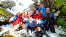 Ungdommer i elv (Foto: Håvard Nesse)