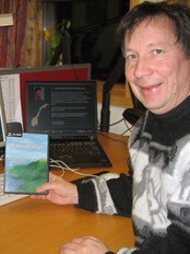 Yngve Johansen viser sitt nye CD-rom om samiske stedsnavn i Berlevåg (Foto: Nils Henrik Måsø/NRK)