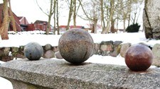 Tre kanonkuler som ble skutt av danskene mot Karl Johans husarer ved Bornhøved den 7.desember 1813. (Foto: Øyvind Arntsen/NRK) Tre kanonkuler som ble skutt av danskene mot Karl Johans husarer ved Bornhøved den 7.desember 1813. (Foto: Øyvind Arntsen/NRK)