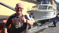 Jan Erik Larssen med snekka si (Foto: Jan Henrik Mo/NRK)