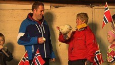 Knut Knudsen Eigeland og Birte Larsen med høne og egg. (Foto: John Arnt Nøstdal/NRK)