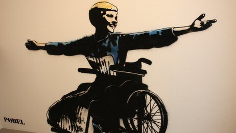 Dolk og Pøbel: Grafitti på handicaptoilettet. (Foto: Nina Skurtviet/NRK) Dolk og Pøbel: Grafitti på handicaptoilettet. (Foto: Nina Skurtviet/NRK)