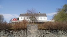 Steinplate ved Wullumsgården til minne om kong Carl XIV Johans kroning i 1818.
