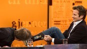 Hva er det med Jon sine sokker? - Alexander Schau er fascinert over Almaas' sokkevalg.