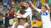 Balotelli viste muskler - banket inn 2-1 - En råsterk Mario Balotelli holdt Mexico-forsvaret på avstand og banket inn den avgjørende scoringen i Italias første kamp i prøve-VM.