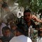 Menn i Free Syrian Army hjelper en skadd kollega under kampene i Aleppo lørdag. 
