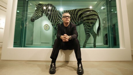 Damien Hirst foran et av sine verk. (Foto: SHAUN CURRY/AFP) Damien Hirst foran et av sine verk. (Foto: SHAUN CURRY/AFP)