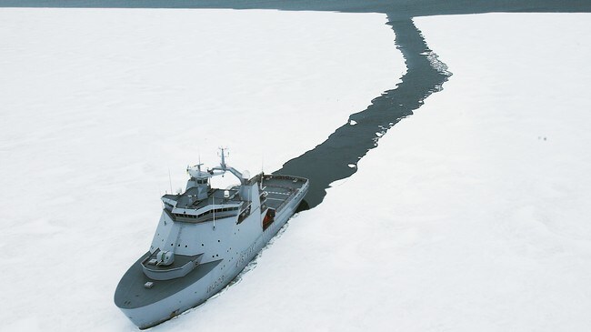Isbryter ved Svalbard (Foto: Jan-Morten Bjørbakk/Scanpix) Isbryter ved Svalbard (Foto: Jan-Morten Bjørbakk/Scanpix)