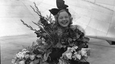 Sonja Henie med blomster.