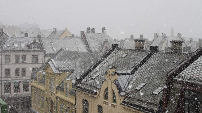 Snø i Ålesund 5. mai 2012 (Foto: Silje Thalberg /NRK ) Snø i Ålesund 5. mai 2012 (Foto: Silje Thalberg /NRK )