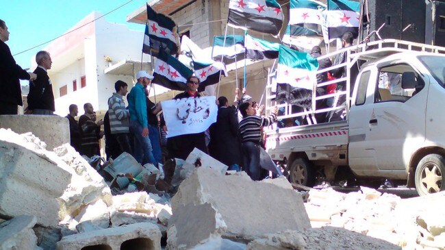 Antiregime-demonstranter i Homs i Syria. (Foto: HANDOUT/Reuters) Antiregime-demonstranter i Homs i Syria. (Foto: HANDOUT/Reuters)