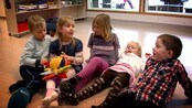De har pugget «Løveloven» - Du skal ta hensyn til andre. - i alle fall i ifølge løveloven,  og den gjelder alle. Barn på Evje har pugga loven og nå er de blitt løvebarn.
