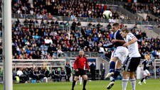 Patrik Ingelsten raget litt høyere enn Kris Statsgaard og headet inn 1-0 til Viking (Foto: Hansen, Alf Ove/Scanpix)