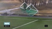 Fotballmål blåste bort - En mann ble truffet av et fotballmål som lettet i vinden i cupkampen mellom Levanger og Kristiansund